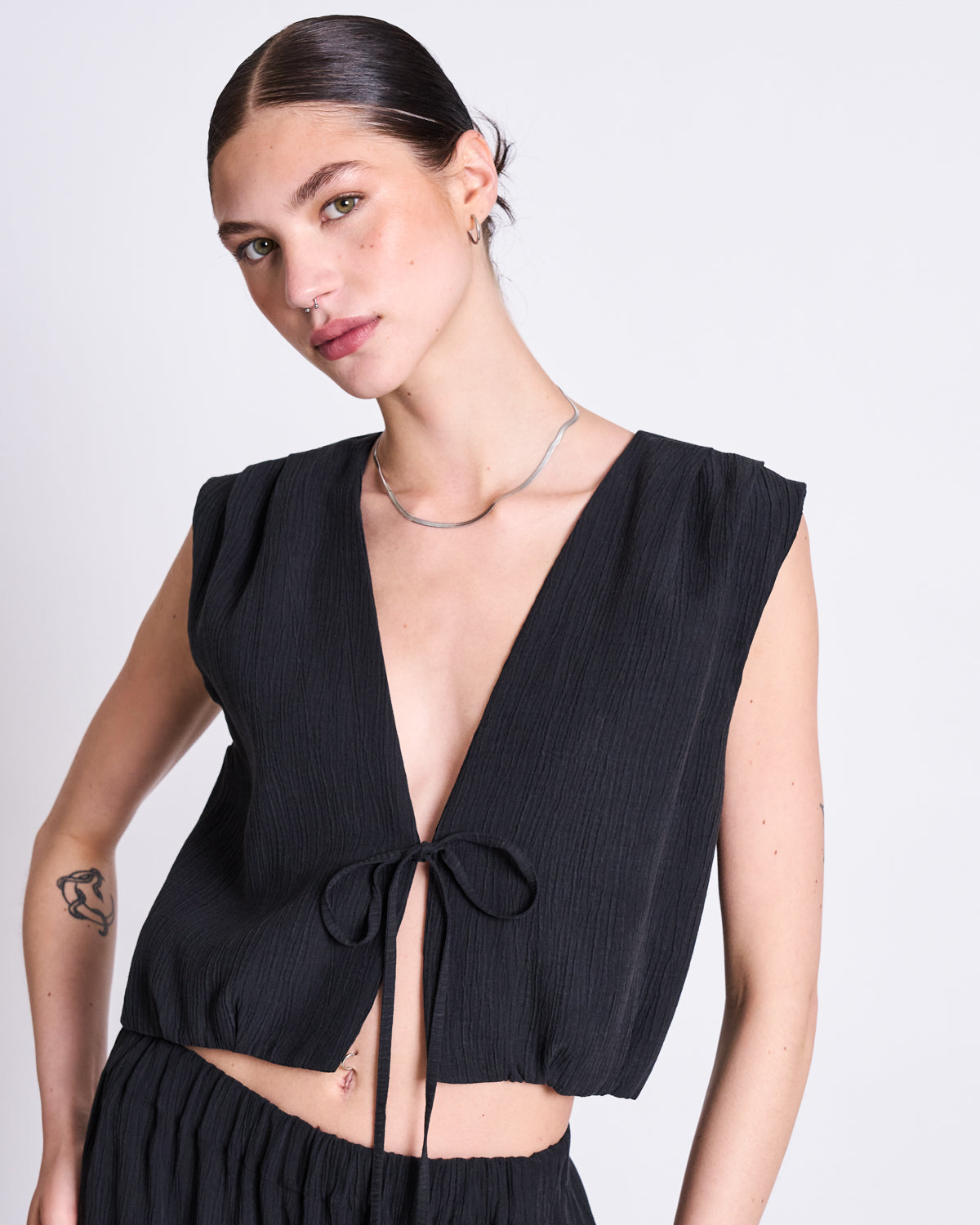 CRINKLE TIE TOP STROGET BLACK Tops jan-n-june 3