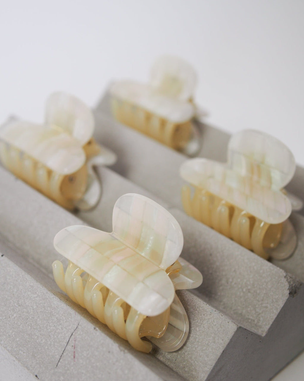 MINI HEIRLOOM CLIP OPALITE SHELL CHECKER jan-n-june 3