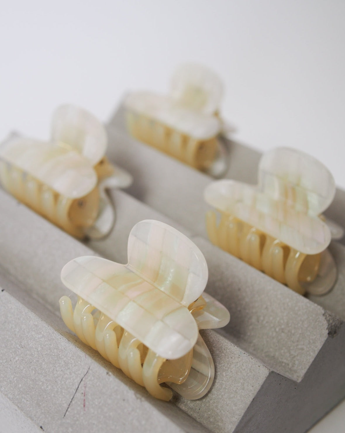 MINI HEIRLOOM CLIP OPALITE SHELL CHECKER jan-n-june 3