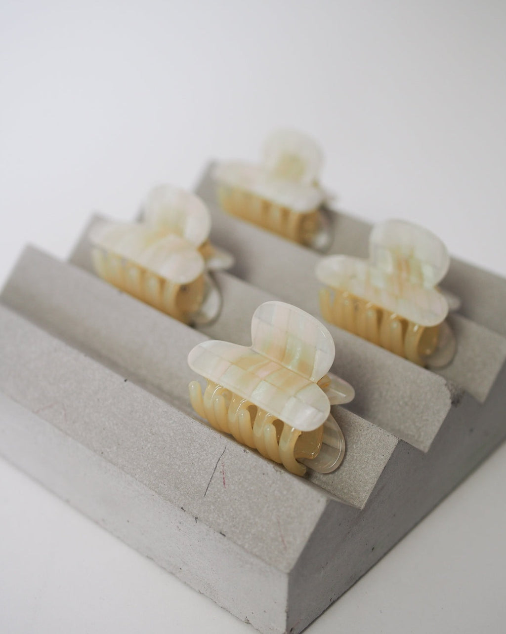 MINI HEIRLOOM CLIP OPALITE SHELL CHECKER jan-n-june 5