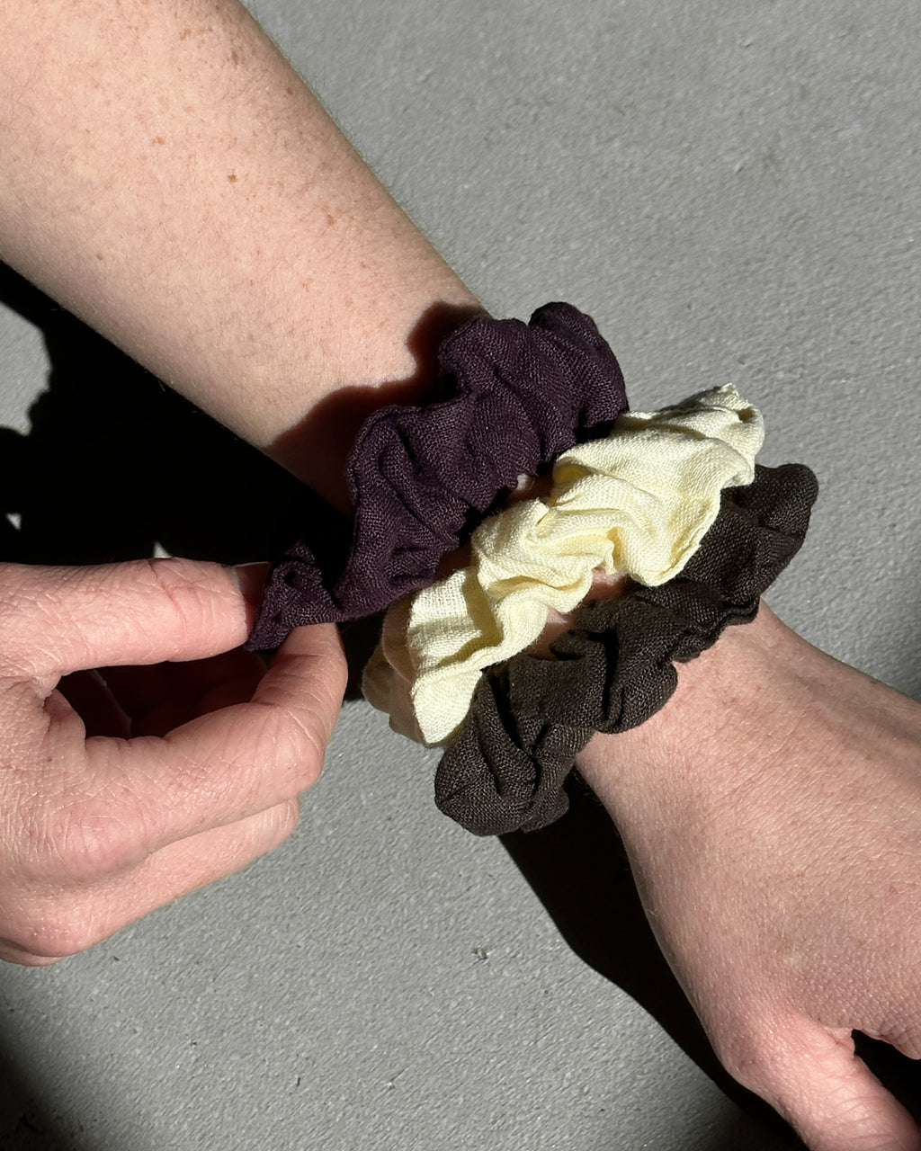 LINEN SCRUNCHIE BUTTERMILK Accessories jan-n-june 4