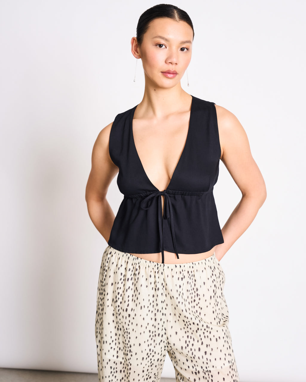 TIE TOP VESTER BLACK Tops jan-n-june 2
