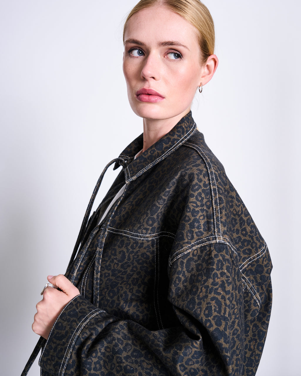RELAXED DENIM JACKET FINA DARK LEO PRINT GOTS Jacket jan-n-june 6