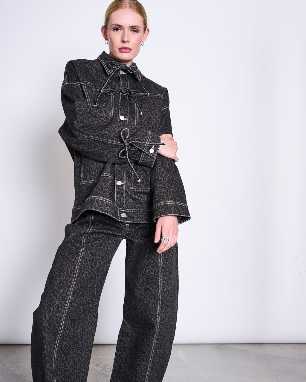 RELAXED DENIM JACKET FINA DARK LEO PRINT GOTS Jacket jan-n-june 1