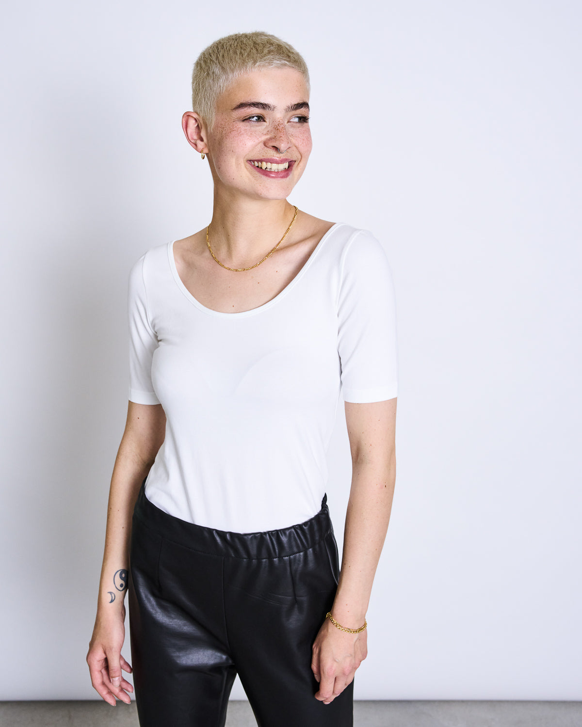 T-SHIRT SCOOP WHITE jan-n-june 3