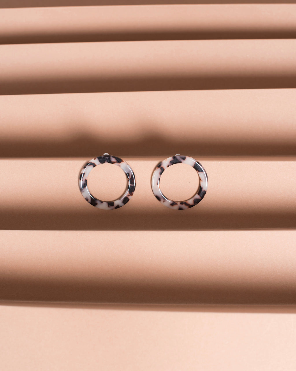 ISLA HOOPS ASH BLONDE TORTOISE jan-n-june 3