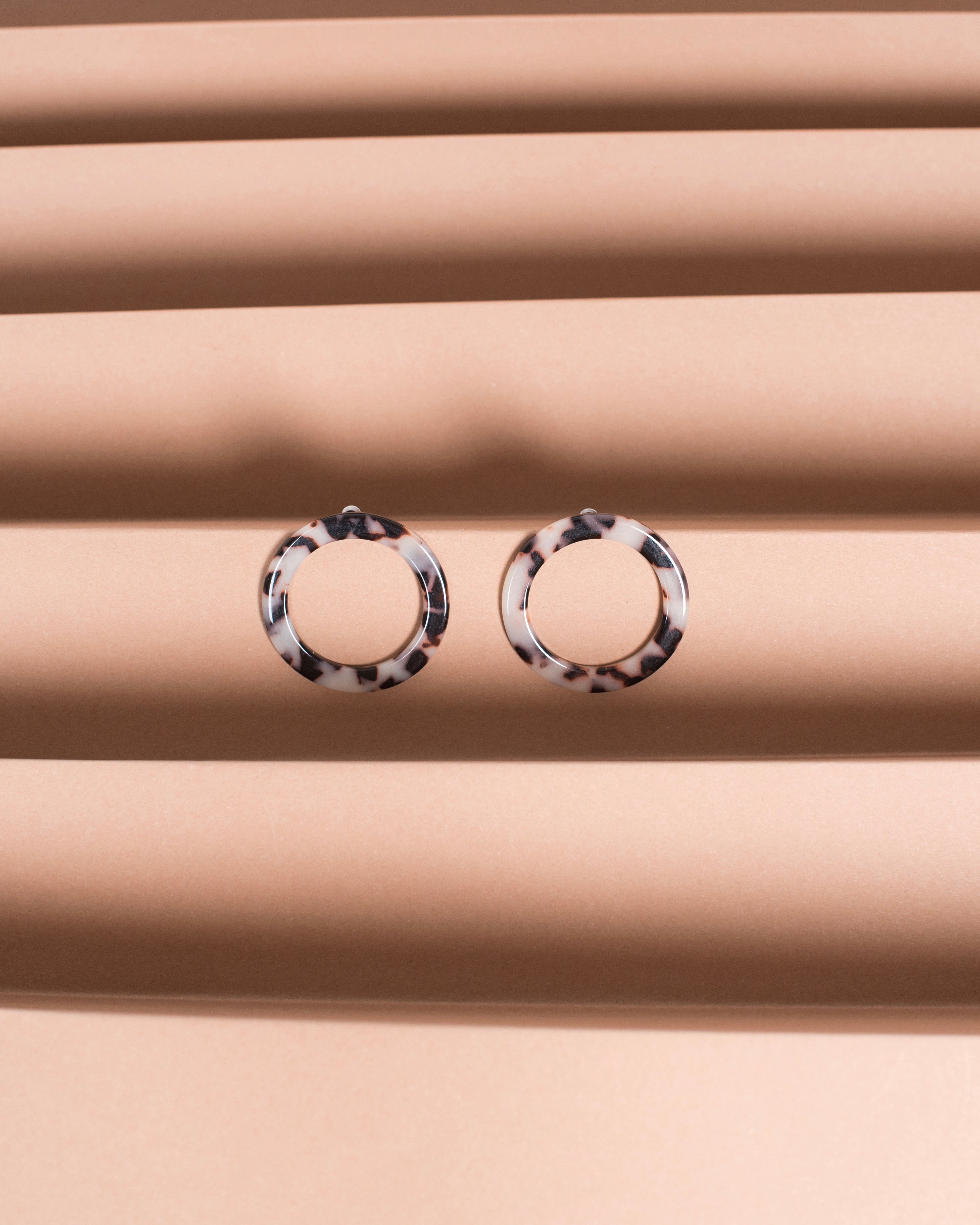 ISLA HOOPS ASH BLONDE TORTOISE jan-n-june 3