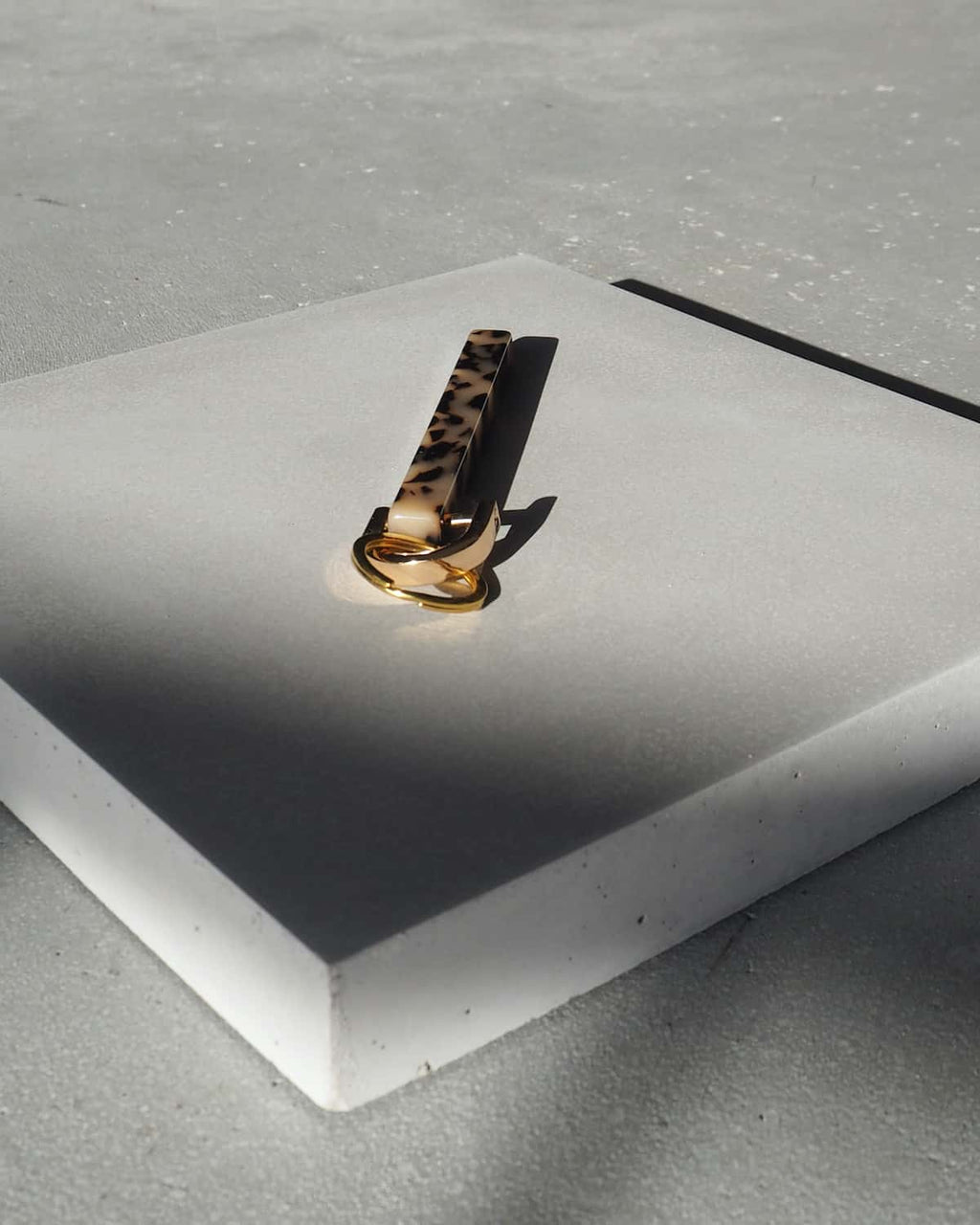 BAR KEYCHAIN BLONDE TORTOISE jan-n-june 2