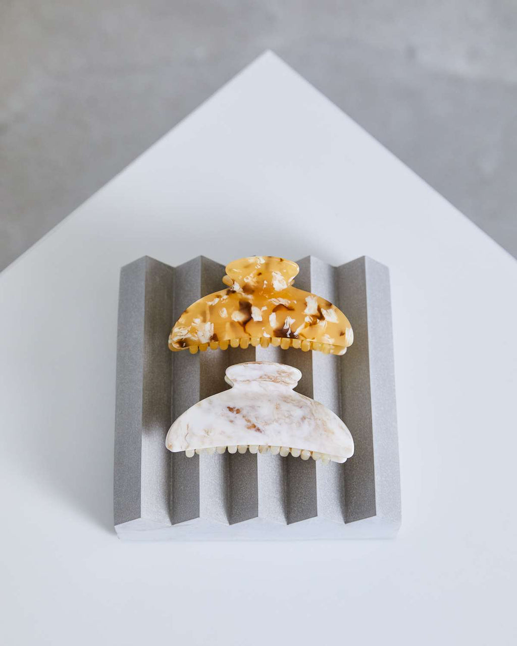 MIDI HEIRLOOM CLAW DUNE WHITE Clip jan-n-june 2